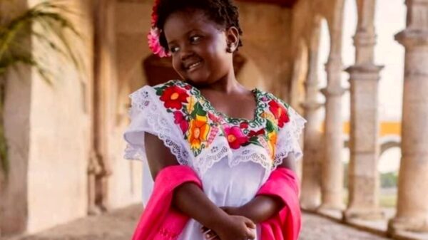 Pequeña extranjera se hace viral al posar con un terno yucateco