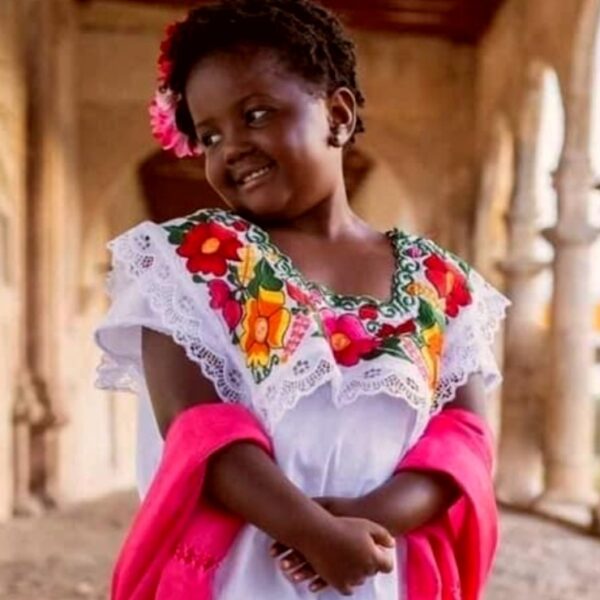 Pequeña extranjera se hace viral al posar con un terno yucateco