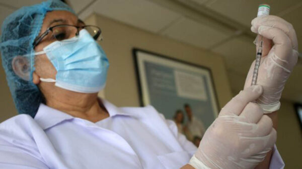 Acelera Perú vacunación por segunda ola de Covid-19