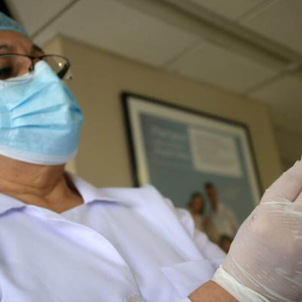 Acelera Perú vacunación por segunda ola de Covid-19