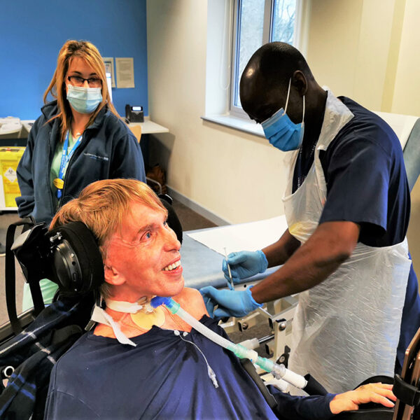 Debido a una enfermedad mortal, el científico británico Peter Scortt-Morgan, se convirtió en el primer ciborg del mundo