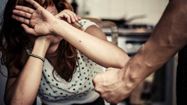 Profesora es agredida por su pareja cuando daba clase virtual