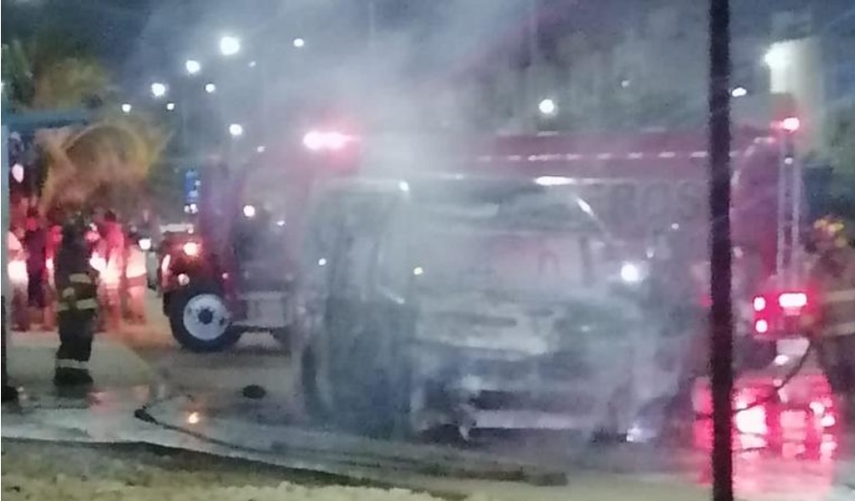 Incendian en Cancún otra unidad del servicio público de pasajeros; por lo menos ya son tres los casos registrados en menos de una semana.