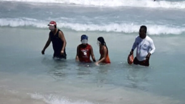 Salvavidas evitan ahogamiento en Playa Del Carmen