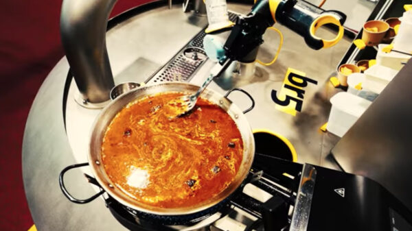 Robot cocina paella y enloquece a comensales españoles