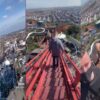 Tremendo susto se llevaron los visitantes de un parque de atracciones, luego de que la montaña rusa presentara fallas mecánicas