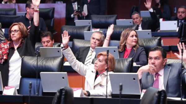 Aprueban ley de “austeridad” para salarios burócratas