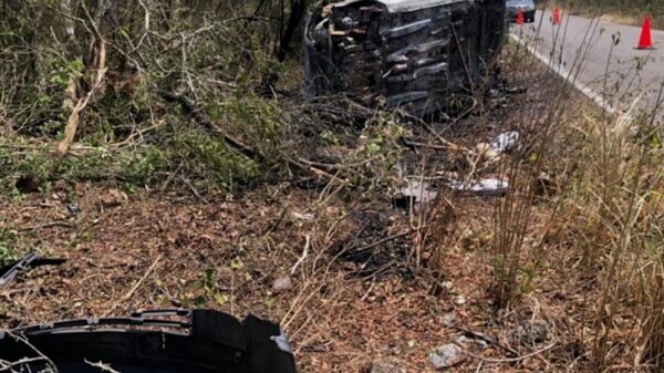 Se incendia vehículo tras volcar en la carretera Sinanché-San Crisanto