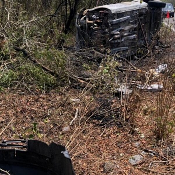 Se incendia vehículo tras volcar en la carretera Sinanché-San Crisanto