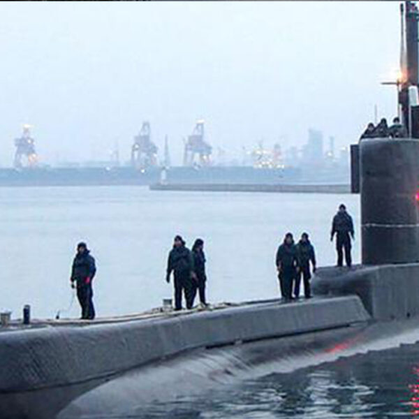 Agonizan tripulantes de submarino hundido en Indonesia