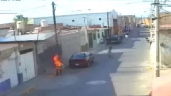 Sujeto quema con gasolina a mujer indigente, en Celaya