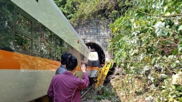 Descarrila tren en Taiwán, hay al menos 48 muertos