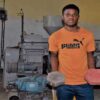 A partir de la basura, Edgar Edmund, un joven de Tanzania, crea materiales de construcción a un precio accesible y de alta calidad