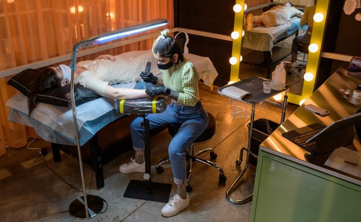 ¿Quieres tatuarte pero temes arrepentirte? Crean tinta que desaparece en un año