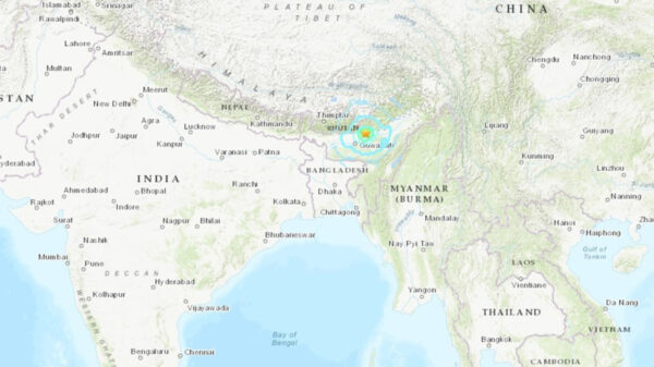 Brutal sismo de 6.2 grados sacude a la India
