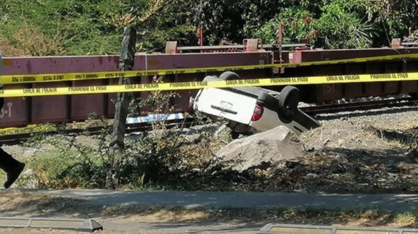 Arrastra tren a camioneta y mueren dos menores y un adulto, en Colima