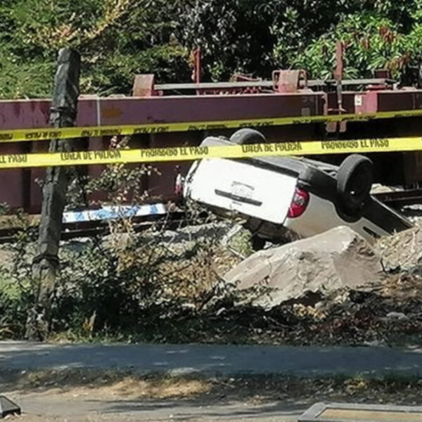 Arrastra tren a camioneta y mueren dos menores y un adulto, en Colima