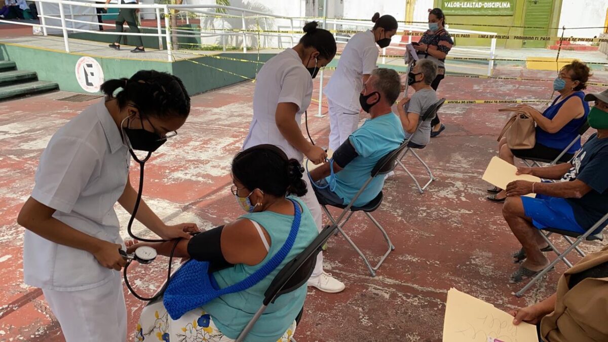 Enorme labor de los héroes de la salud en nuestro municipio, Cancún, revisando y auscultando a los adultos mayores a ser inoculados.