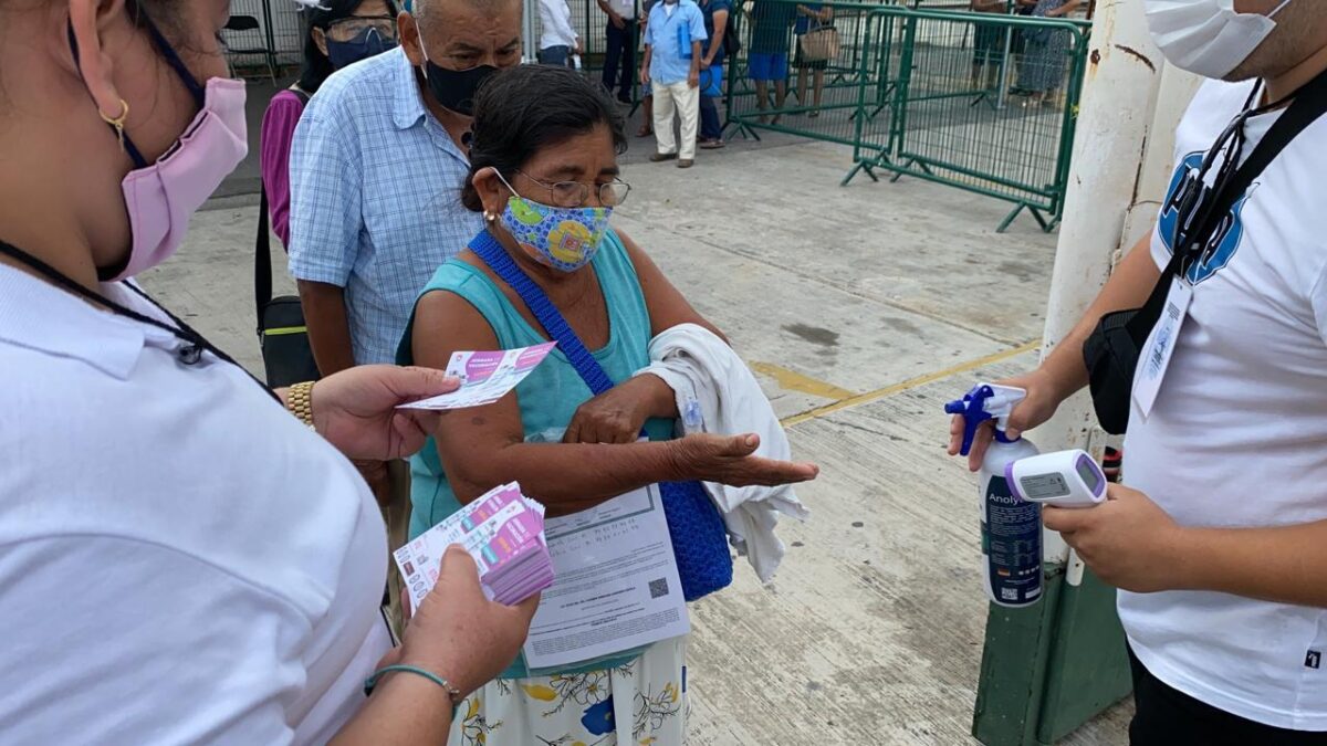 Impecable organización de los funcionarios avocados a recibir a los adultos mayores que serán vacunados.