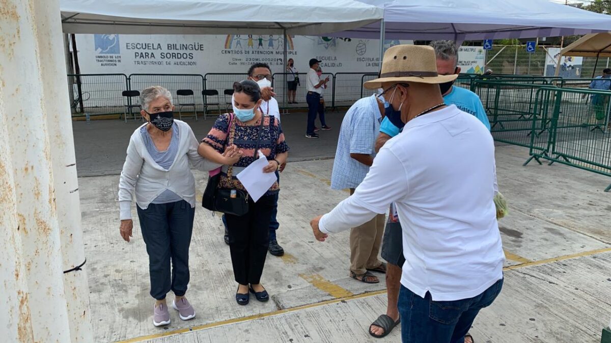Entusiastas los adultos mayores acudieron a recibir su primera dosis del biológico.