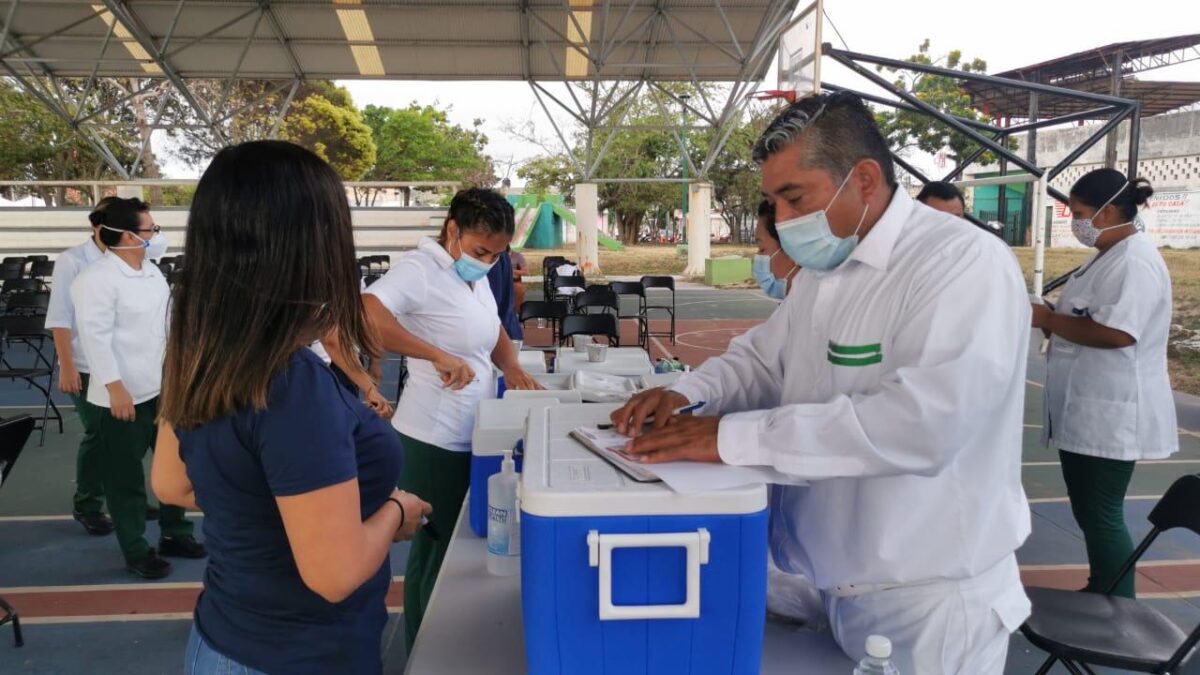 Todos dispuestos con el mejor ánimo, pacientes y personal de salud en Benito Juárez.