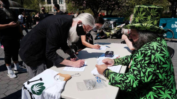 En EU regalan cervezas, marihuana y bonos a quien se vacune contra Covid-19