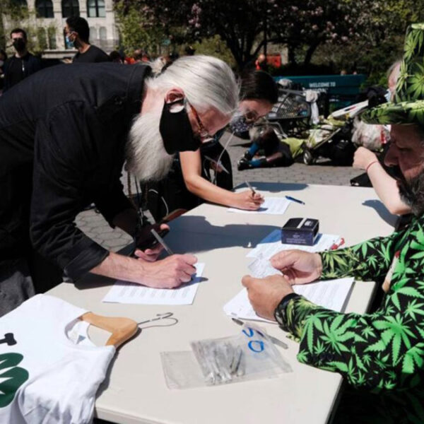 En EU regalan cervezas, marihuana y bonos a quien se vacune contra Covid-19