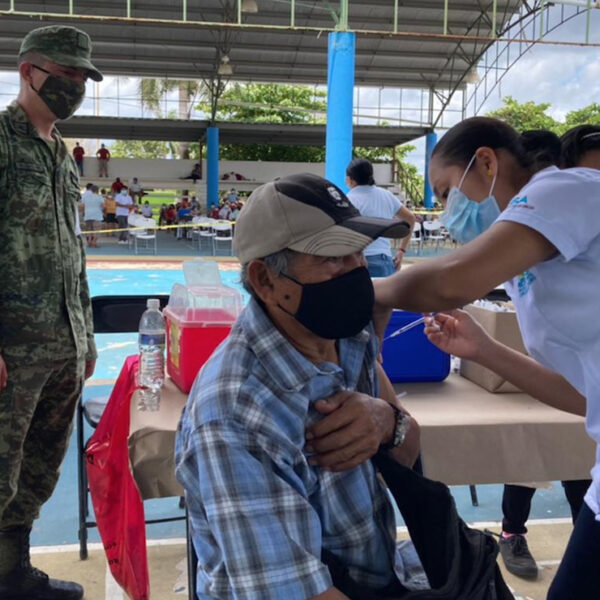 Aplican segunda dosis de vacuna covid-19 en zona maya