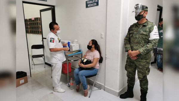 Médicos particulares de Quintana Roo reciben la vacuna contra el covid-19
