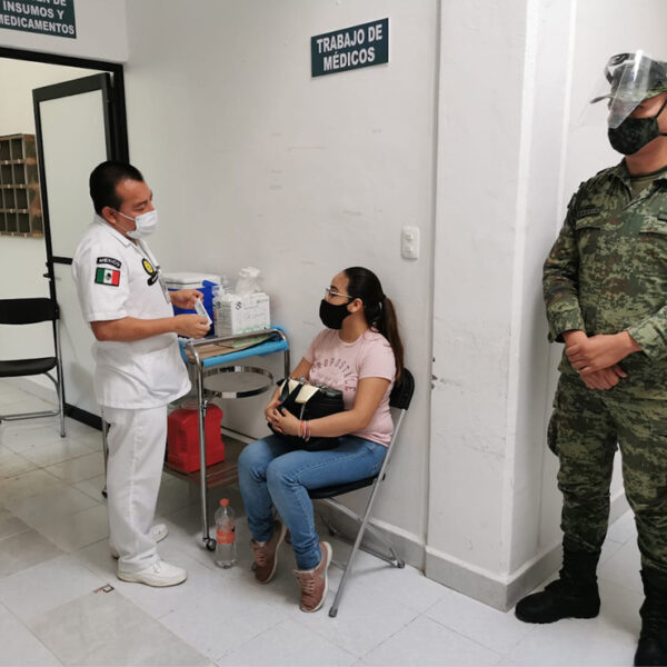 Médicos particulares de Quintana Roo reciben la vacuna contra el covid-19