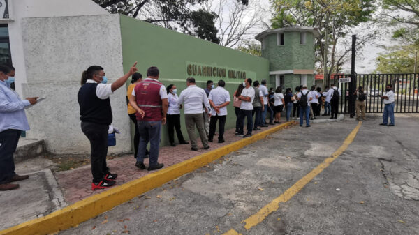 Inoculan vacunas sobrantes para el covid-19 a personal de salud