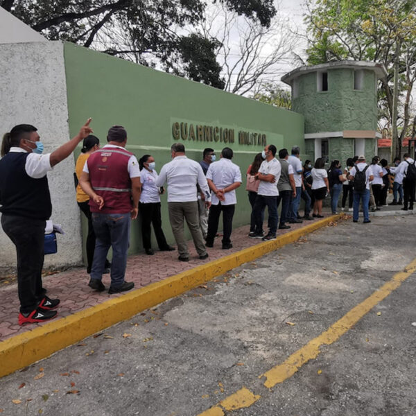 Inoculan vacunas sobrantes para el covid-19 a personal de salud