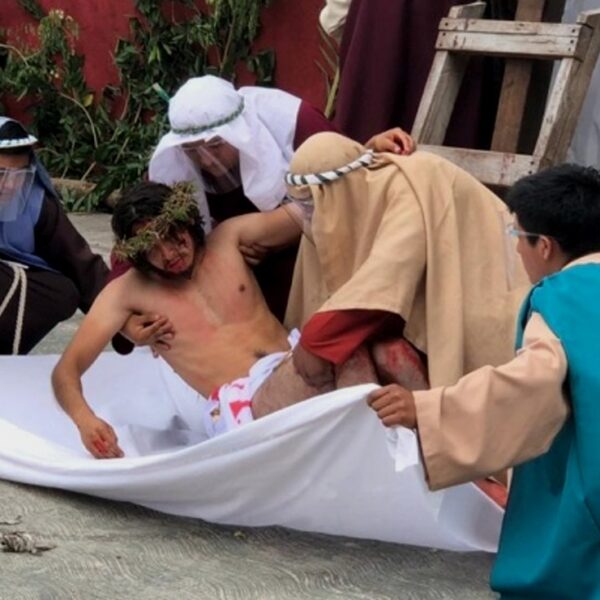 Realizan a puertas cerradas representación de Viacrucis en Acanceh