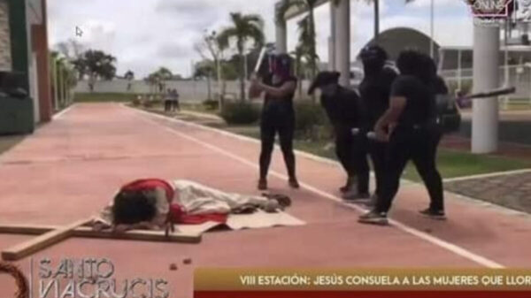 En raro viacrusis anti feminista, encapuchadas azotan a Jesús