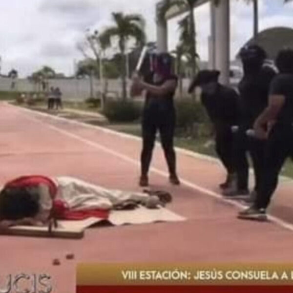 En raro viacrusis anti feminista, encapuchadas azotan a Jesús