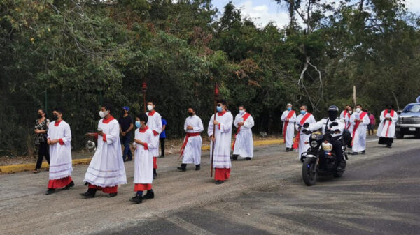 Catedral de Cancún realiza viacrucis con caravana vehicular