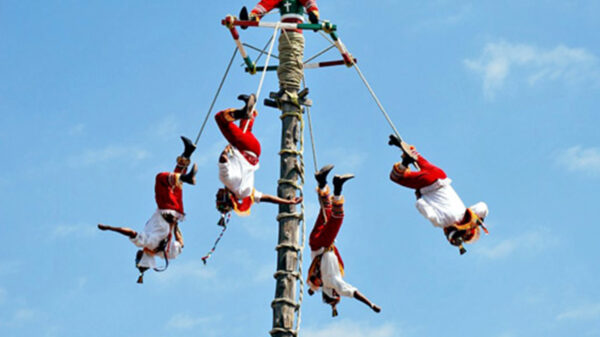 Video: Ay Papantla, tus hijos vuelan! voladores libran la muerte