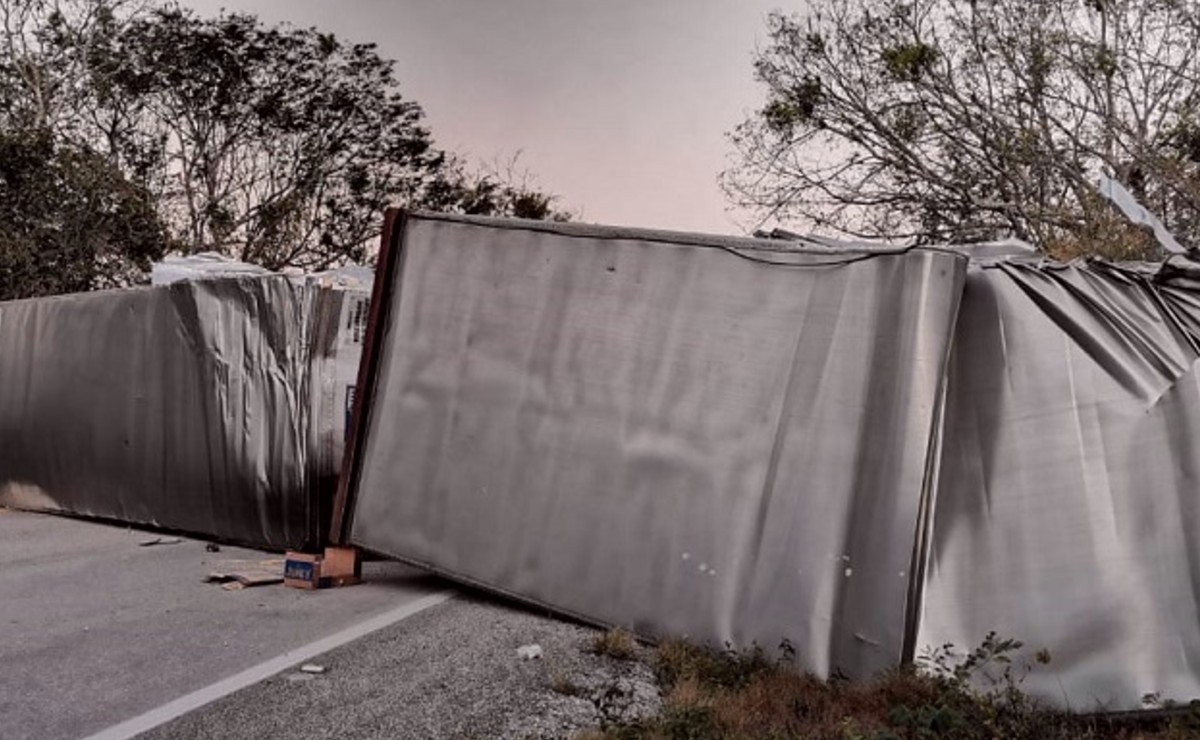 Fuerte volcadura en la vía Mérida-Cancún deja un lesionado