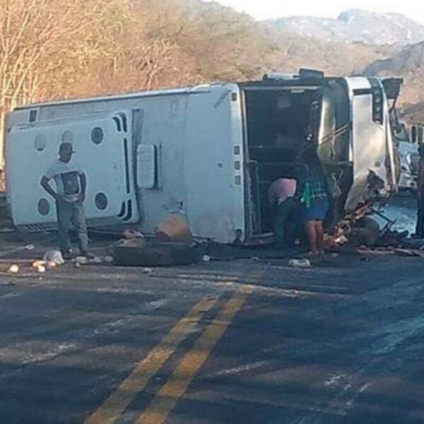 Cuatro muertos y más de 13 lesionados deja volcadura en Nayarit