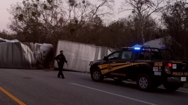 Fuerte volcadura en la vía Mérida-Cancún deja un lesionado