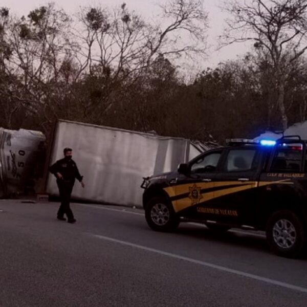 Fuerte volcadura en la vía Mérida-Cancún deja un lesionado