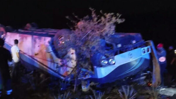 Se vuelca autobús con turistas en Michoacán; hay 7 muertos