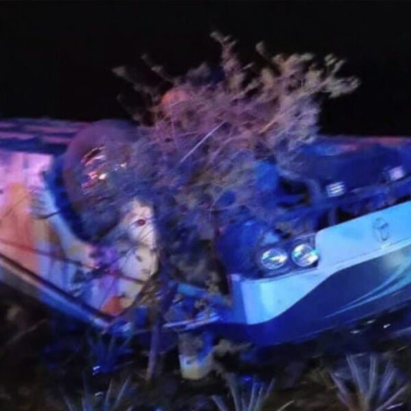 Se vuelca autobús con turistas en Michoacán; hay 7 muertos