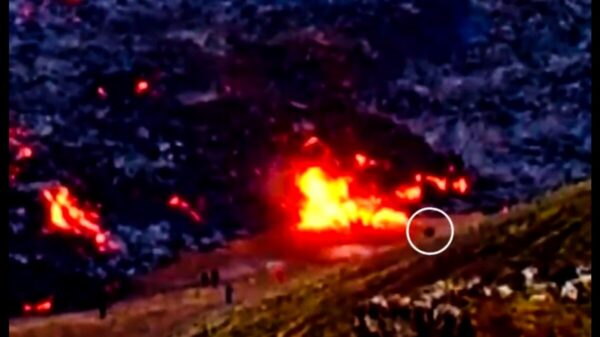 Cada vez más “turistas” inconscientes arriesgan la vida frente a volcán