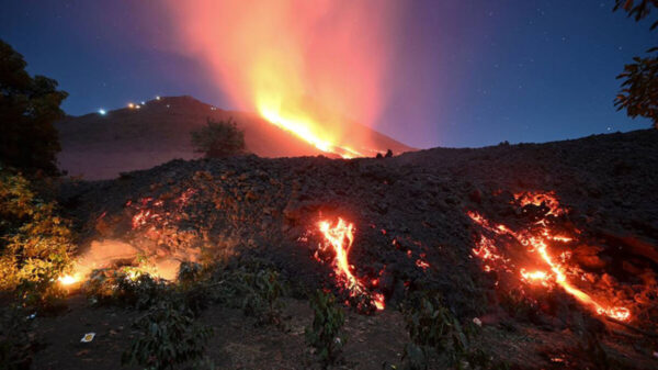 Amenaza lava de volcán con tragarse comunidades de Guatemala