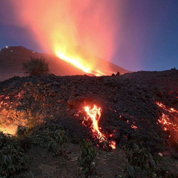 Amenaza lava de volcán con tragarse comunidades de Guatemala
