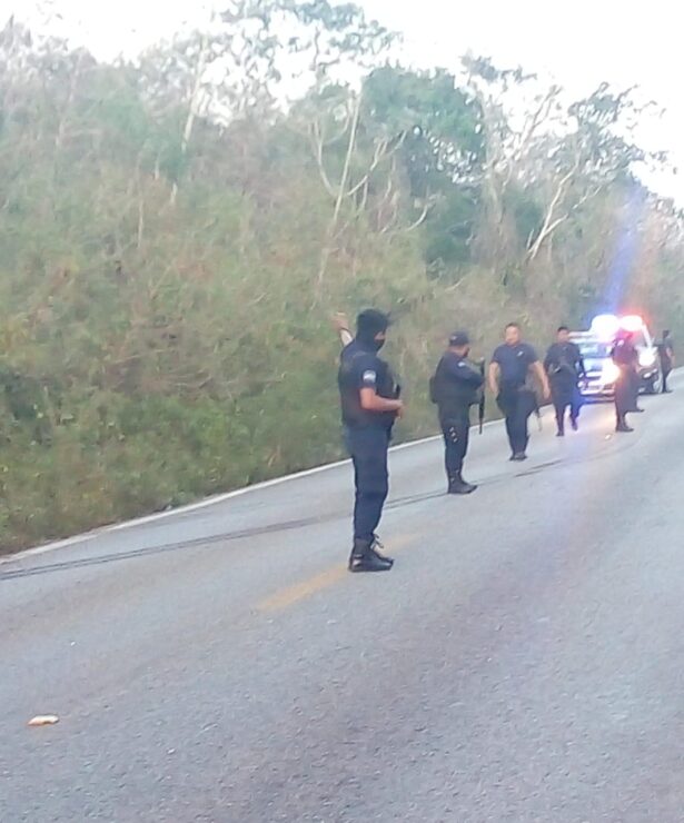 Vuelca camión de valores en la carretera Cancún-Mérida; los cuatro ocupantes resultaron lesionados y fueron trasladados a Cancún.