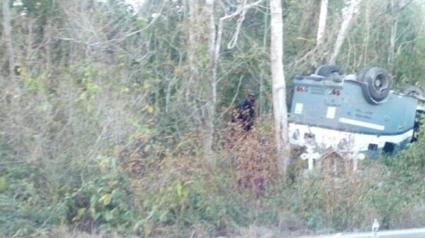 Vuelca camión de valores en la carretera Cancún-Mérida.