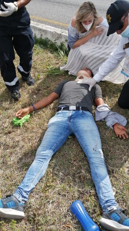 Se registra fuerte accidente en el bulevar Colosio de Cancún (VIDEO); conductor de una Urvan pierde el control, choca y termina de cabeza.