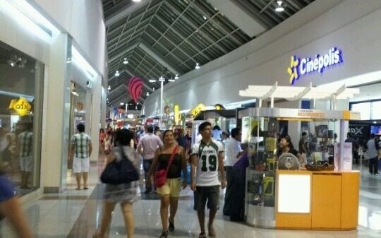 Cancunenses y turistas abarrotan plazas comerciales sin medidas sanitarias.